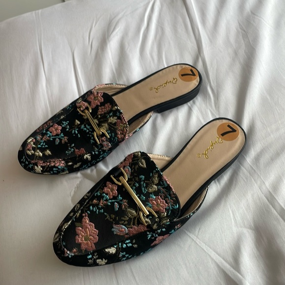 QUPID FLORAL PRINT VELVET HORSEBIT SLIP ON LOAFER MULES - Picture 2 of 7